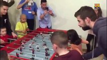 Gerard Pique i Denis Suarez grają z dziećmi w piłkarzyki