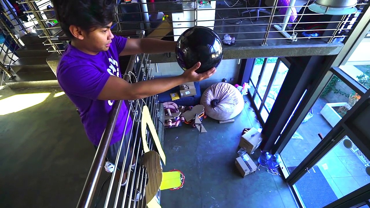 WHAT'S INSIDE A GIANT MAGIC 8 BALL?!