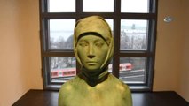 Almanya'da Skandal! Başörtülü Çıplak Kadın Heykeli Yeniden Ortaya Çıktı- Provokasyon Heykeli Bu Kez...