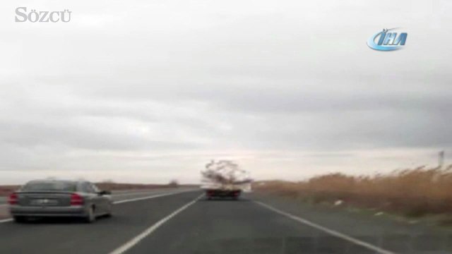Aşırı yüklü kamyonet kazaya davetiye çıkardı