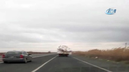 Aşırı yüklü kamyonet kazaya davetiye çıkardı