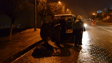 Jandarma, Yaralı Eşek Islanmasın Diye Şemsiyeli Tuttu