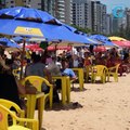 Cadeiras perto da água na praia de Itaparica