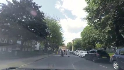 Un piéton courageux intervient pour stopper 2 voleurs à l'arrachée en scooter... Quel courage
