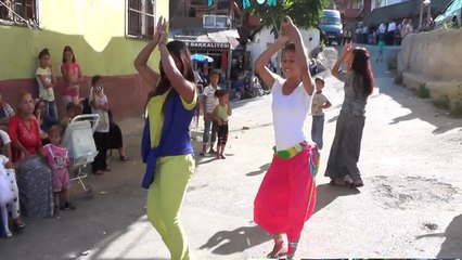 Üç muhteşem Roman kızı gaydalıyor