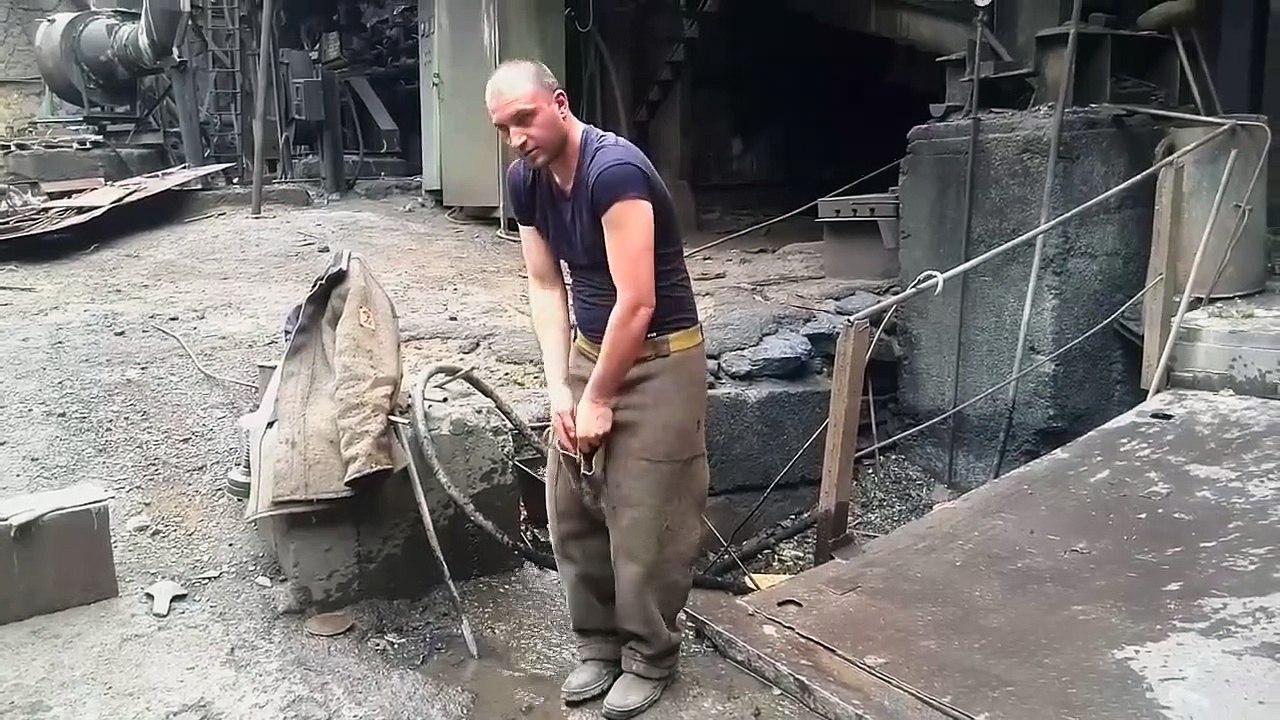 Cet homme ne craint pas le métal en fusion..