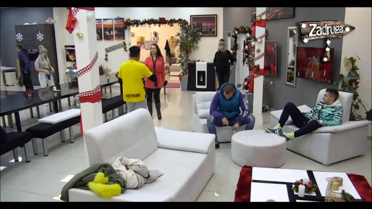 ♥♥♥Teodora i Andjelo♥♥♥ Andjelo posmatra Teodoru dok igra :)