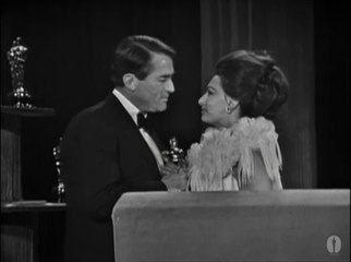 Gregory Peck recibe de Sophia Loren el Oscar al Mejor Actor en 1963 por "Matar un ruiseñor"