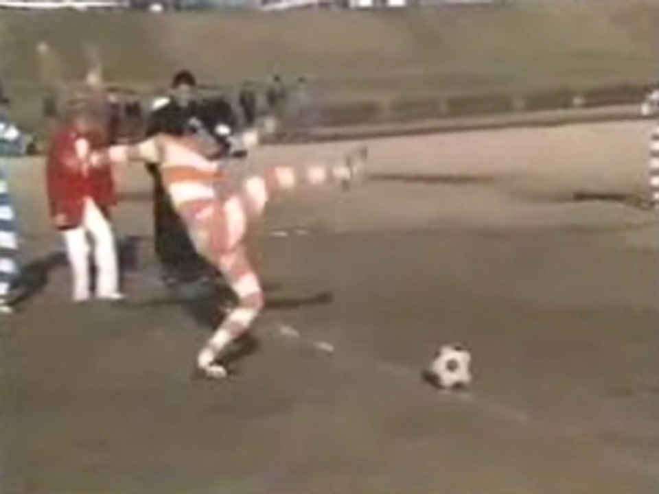 Jouer au foot avec des jumelles