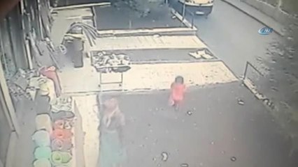 Küçücük Çocuğa Adeta 'Hırsızlık' Dersi Verdi...o Anlar Kamerada