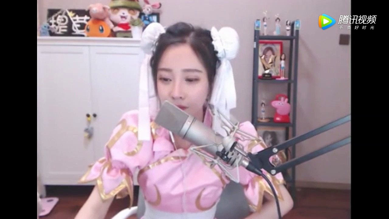 冯提莫 Feng TiMo 为了直播效果穿的像哪咤