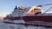 Ce navire rentre au port couvert de glace... Impressionnant