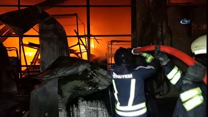 Samsun'da Mobilya Mağazasının Deposu Alev Alev Yandı