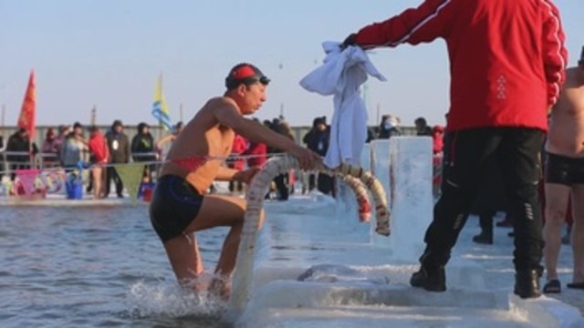 Celebran en Harbin una prueba de natación en las frías aguas del río Songhua