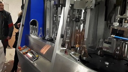 Toul : mise en bouteilles de la cuvée  2017 "spécial 20 ans", de l'AOC côtes de Toul, chez Laroppe à Bruley