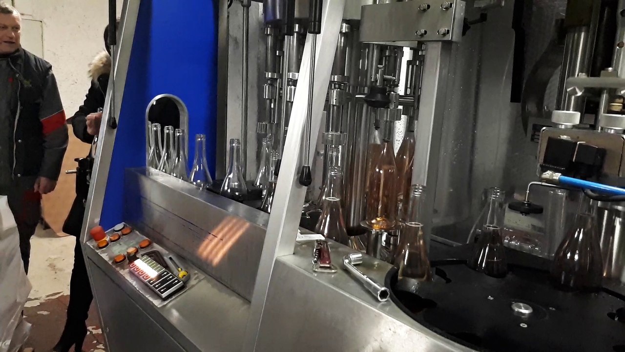 Toul : mise en bouteilles de la cuvée  2017 "spécial 20 ans", de l'AOC côtes de Toul, chez Laroppe à Bruley