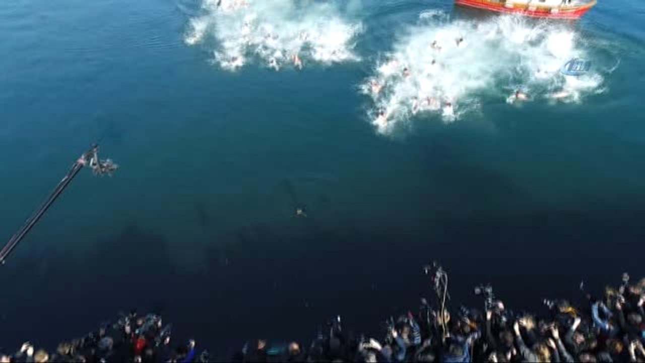 Haliç'te Düzenlenen Haç Atma Töreni Havadan Görüntülendi