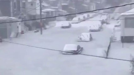 Des voitures bloquées dans le gel après une inondation