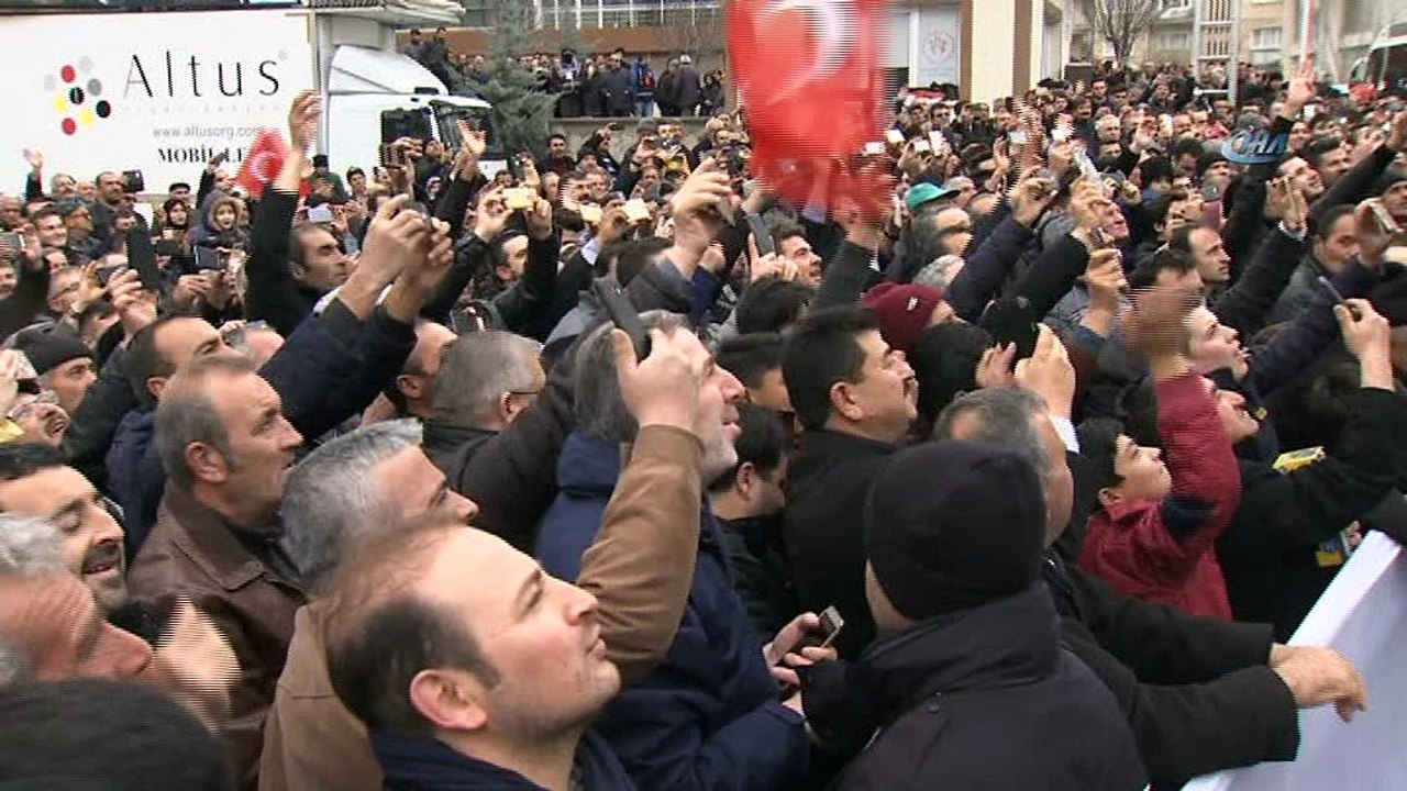 Başbakan Yıldırım: 'Vatandaş kime ne görev vereceğini biliyor. Muhalefet iyi konuşmasını biliyor, ona diyor ki siz konuşmaya devam edin. AK Parti'de iş yapmasını biliyor, AK Parti'ye de iktidar olun diyor'