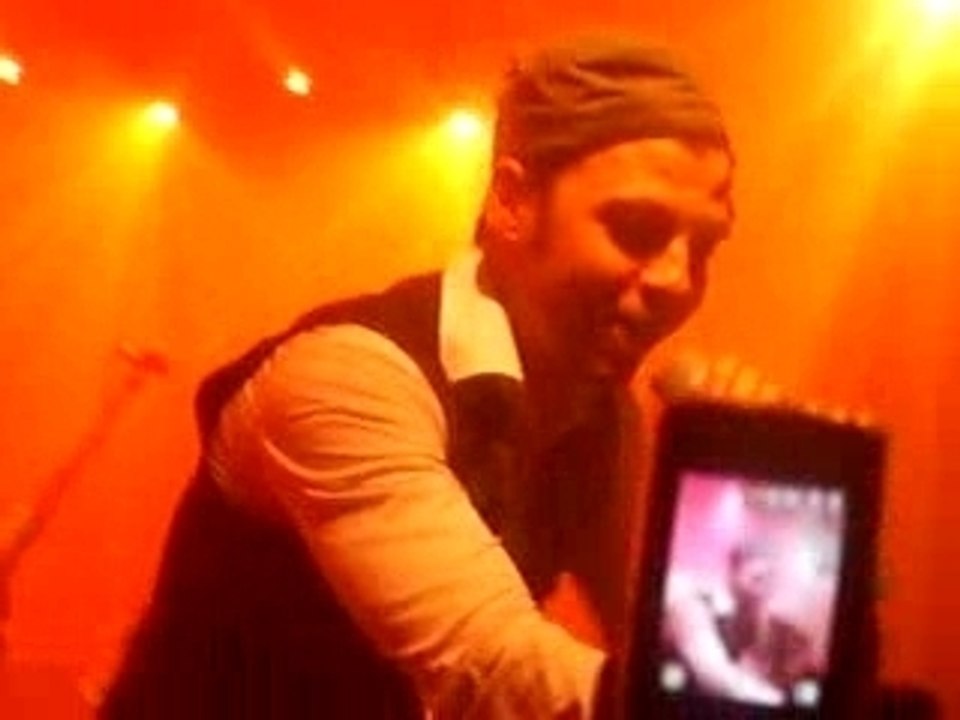 14.11.07 Christophe Mae qui prend notre enveloppe (Toulouse)