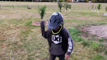 Un enfant de 8 ans s'entraine à faire un backflip en vélo