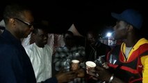 Youssou Ndour et un  Fan de vendeur de Café