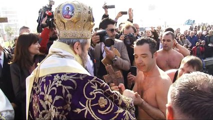 İzmirli Rumlar denizden haç çıkardı