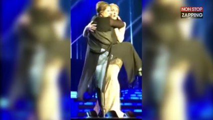 Céline Dion : Une fan incontrôlable s'incruste sur scène en plein concert et enlace la chanteuse (vidéo)