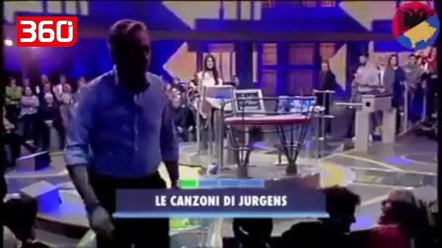 VIDEO/ E zë gjumi gjatë emisionit live, prezantuesi e tall para të gjithëve (360video)