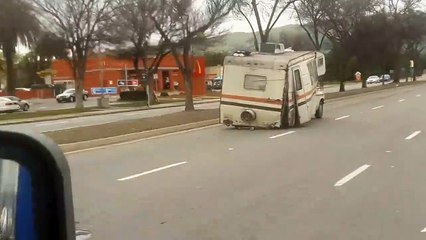 Le conducteur de ce camping-car n'a pas remarqué qu'il roulait sur trois roues.
