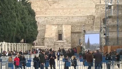 بيت لحم تحتفل بعيد الميلاد وتقاطع البطريرك ثيوفيلوس
