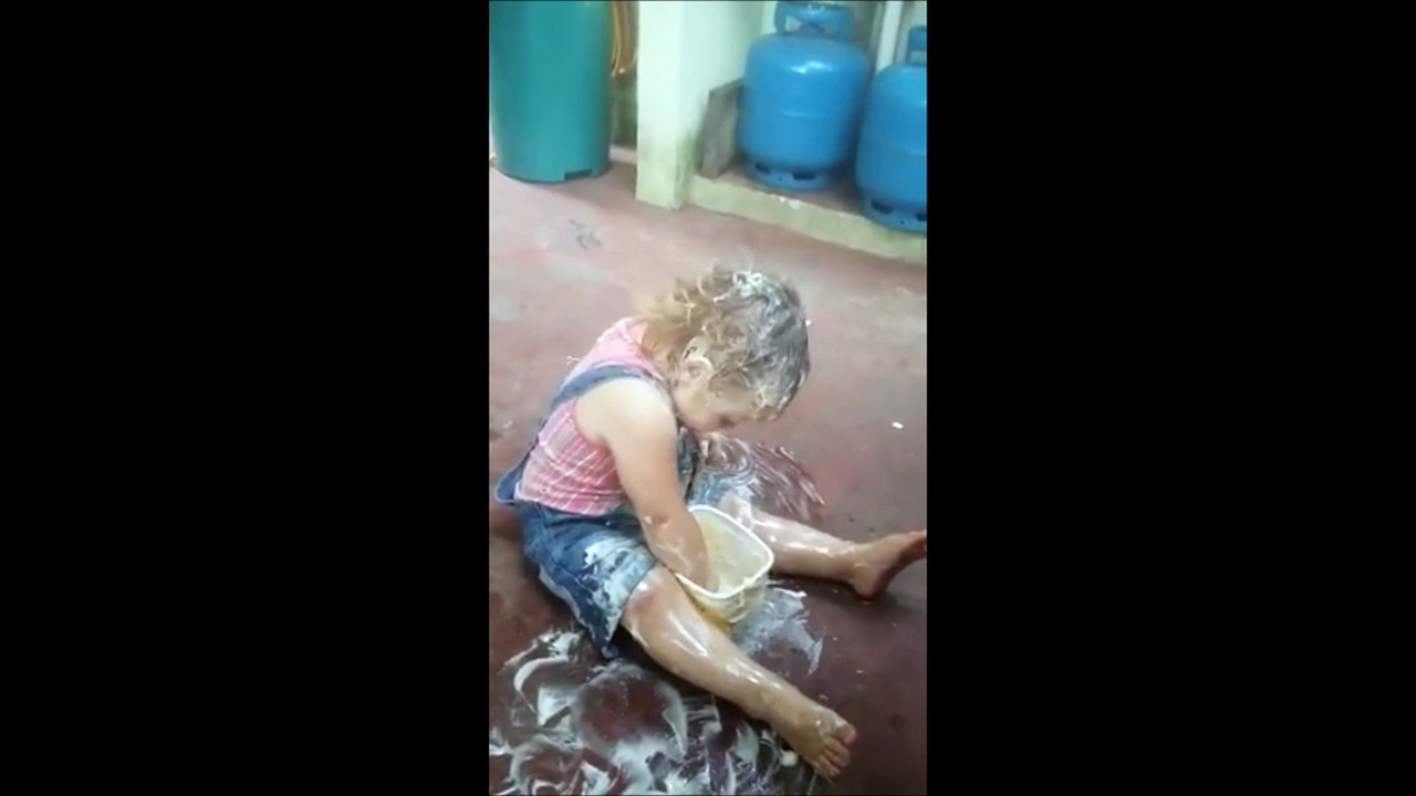 Ce gamin s'est recouvert de beurre de la tête aux pieds... Imagine la tête des parents
