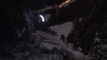 Un magnifique vol de nuit en speed riding avec un parapente lumineux au dessus de Chamonix