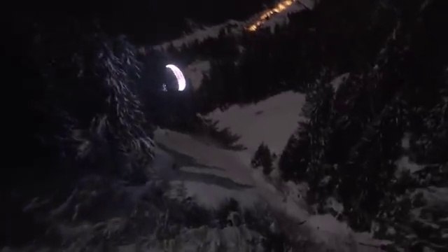 Un magnifique vol de nuit en speed riding avec un parapente lumineux au dessus de Chamonix
