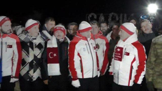 Sarıkamış şehitleri için meşaleli kayak gösterisi