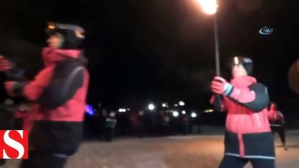 103. yıl dönümünde meşaleli kayak gösterisi