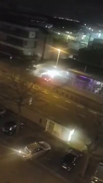 Il tire sur les passants avec des feux d'artifices en voiture !