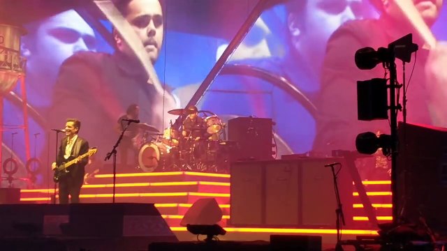 The Killers laisse jouer un Fan à la batterie en Concert à Toronto et il joue trop bien !