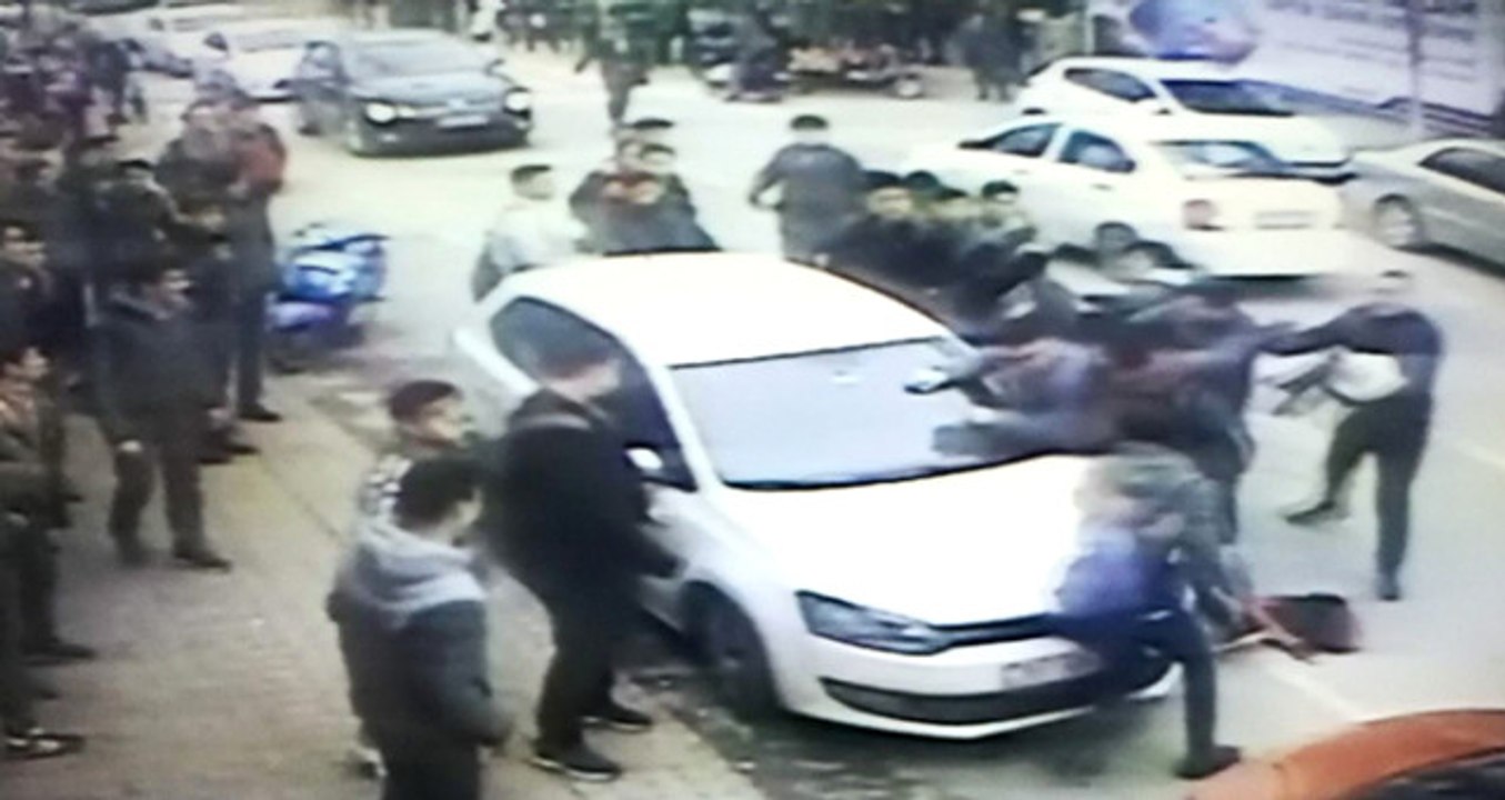 Bursa'da Liseliler Tekme Tokat Kavga Etti, Güvenlik Kamerası Saniye Saniye Kaydetti