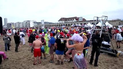 Belçikalılar "Yeni Yıla Dalış" Etkinliği Kapmsamında Soğuk Havada Denize Girdi