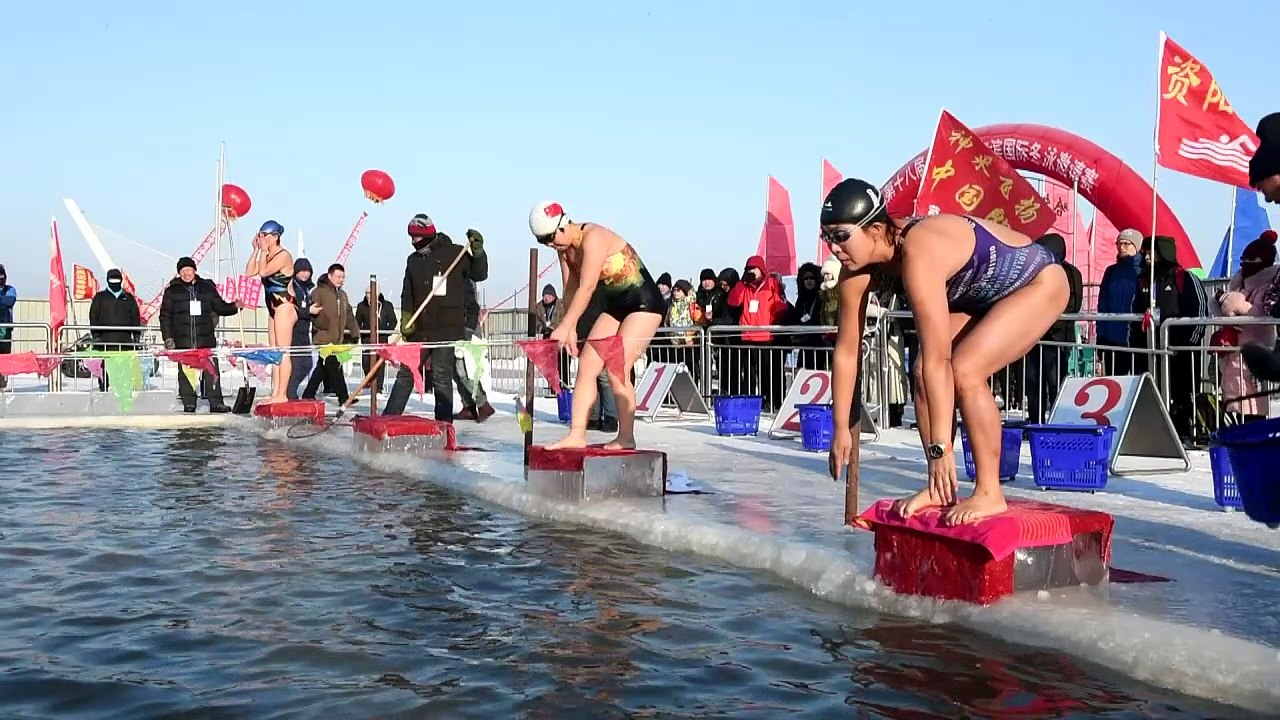 Chine: une compétition de natation dans une piscine glacée