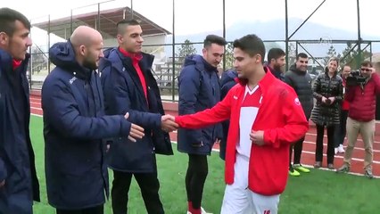 Balona röveşata çeken adam futbolcu oldu!