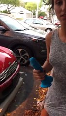 Elle répare sa voiture avec un godemichet !