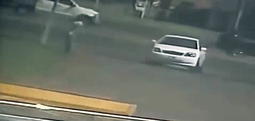 سيارة تصدم شابا فيطير بالهواء في مشهد غريب