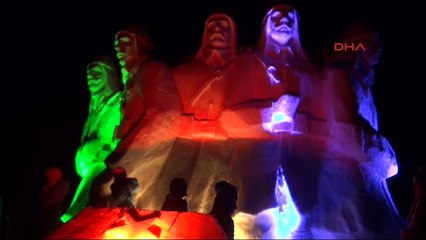 Kars Şehit Mehmetçiklerin Kardan Heykellerine Yoğun İlgi