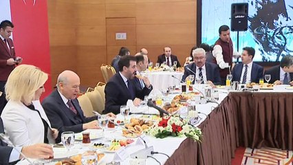 Bahçeli'den karıştıranlar için 'Bozkurt' ve 'heavy metal' işareti