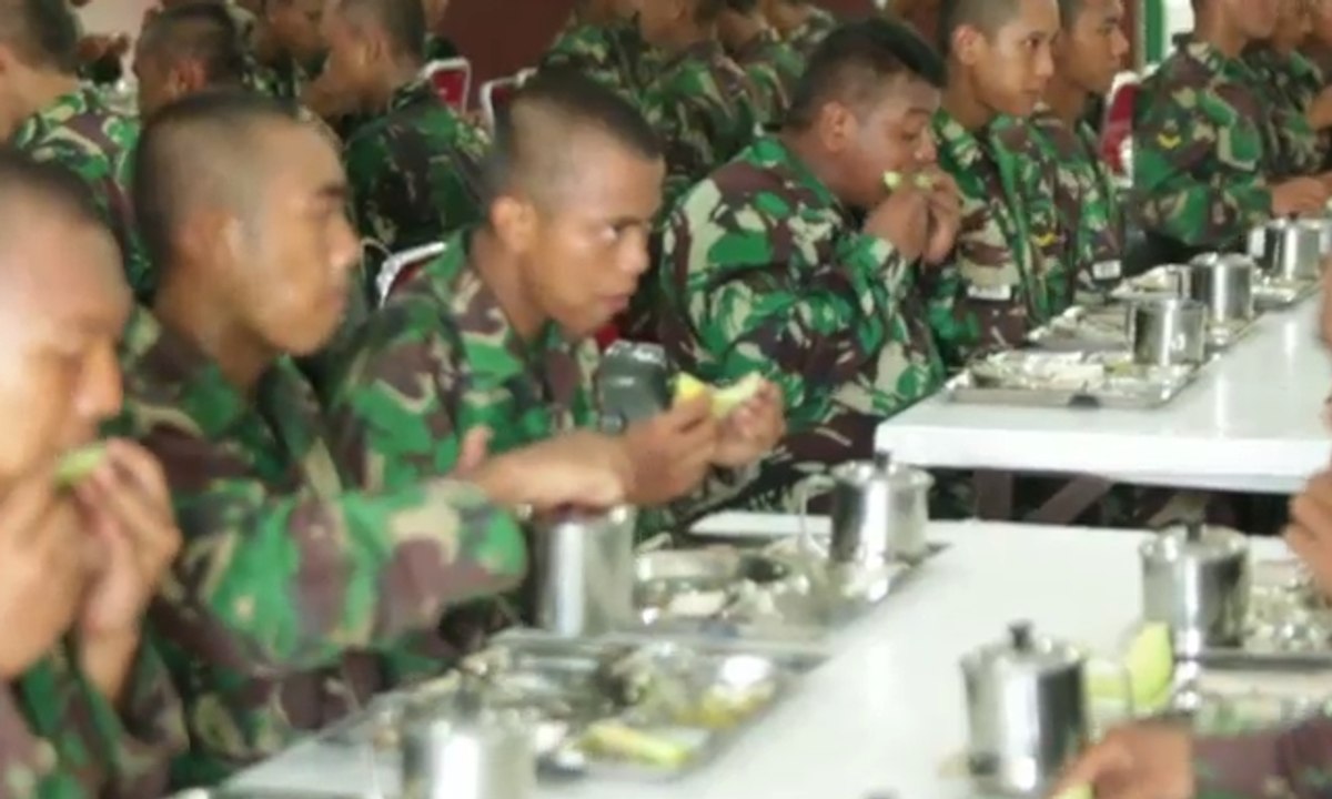 Benoe Cicipi Makanan TNI - Food Story (Bag. 2)