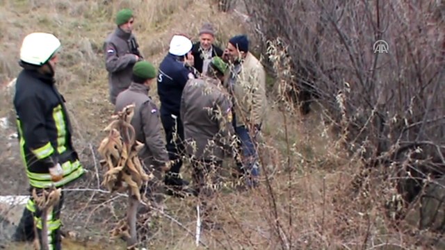 Otomobil dere yatağına devrildi: 2 ölü - ÇORUM