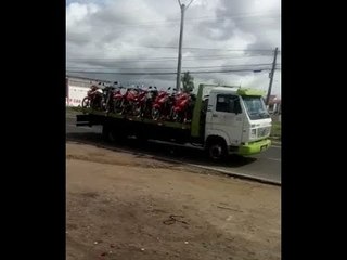 PM lota guinchos apreendendo motos em Feira de Santana