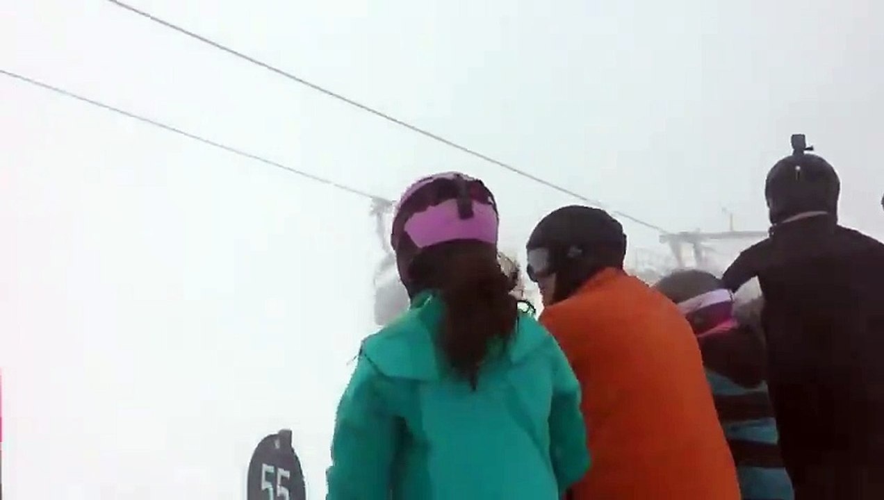 Des skieurs bloqués sur un télésiège se font ma...